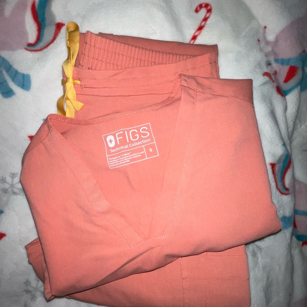 Figs Coral Casma top 3 pocket & Yola pants